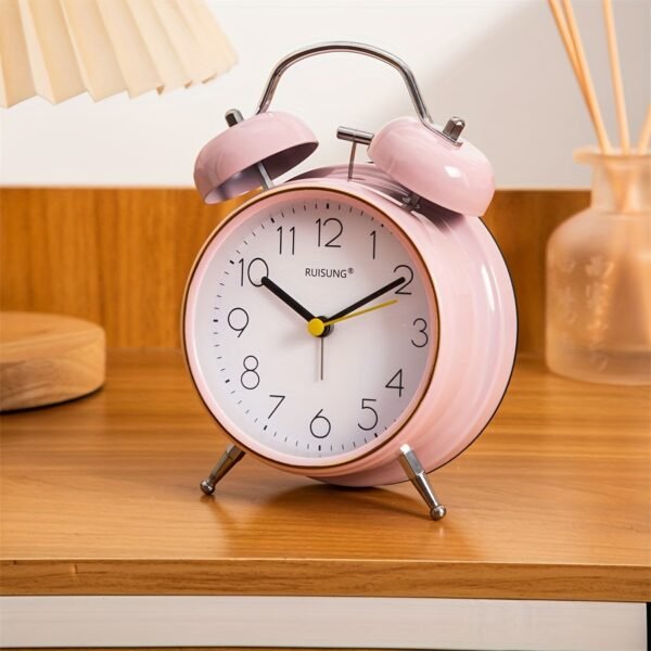 03dcda7c-7f24-4fe0-b8e7-5ac853a7f310.jpg 1pc 4-inch retro super loud alarm clock random color