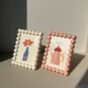 d5cb23c5-9e60-457e-adf9-f8de5a06bf7c.jpg 6-inch Cute Beaded Edge Plastic Photo Frame random colour