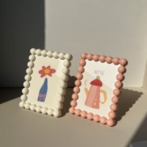 d5cb23c5-9e60-457e-adf9-f8de5a06bf7c.jpg 6-inch Cute Beaded Edge Plastic Photo Frame random colour