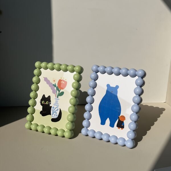 dd619588-414f-4f8f-a266-997bf0774916.jpg 6-inch Cute Beaded Edge Plastic Photo Frame random colour